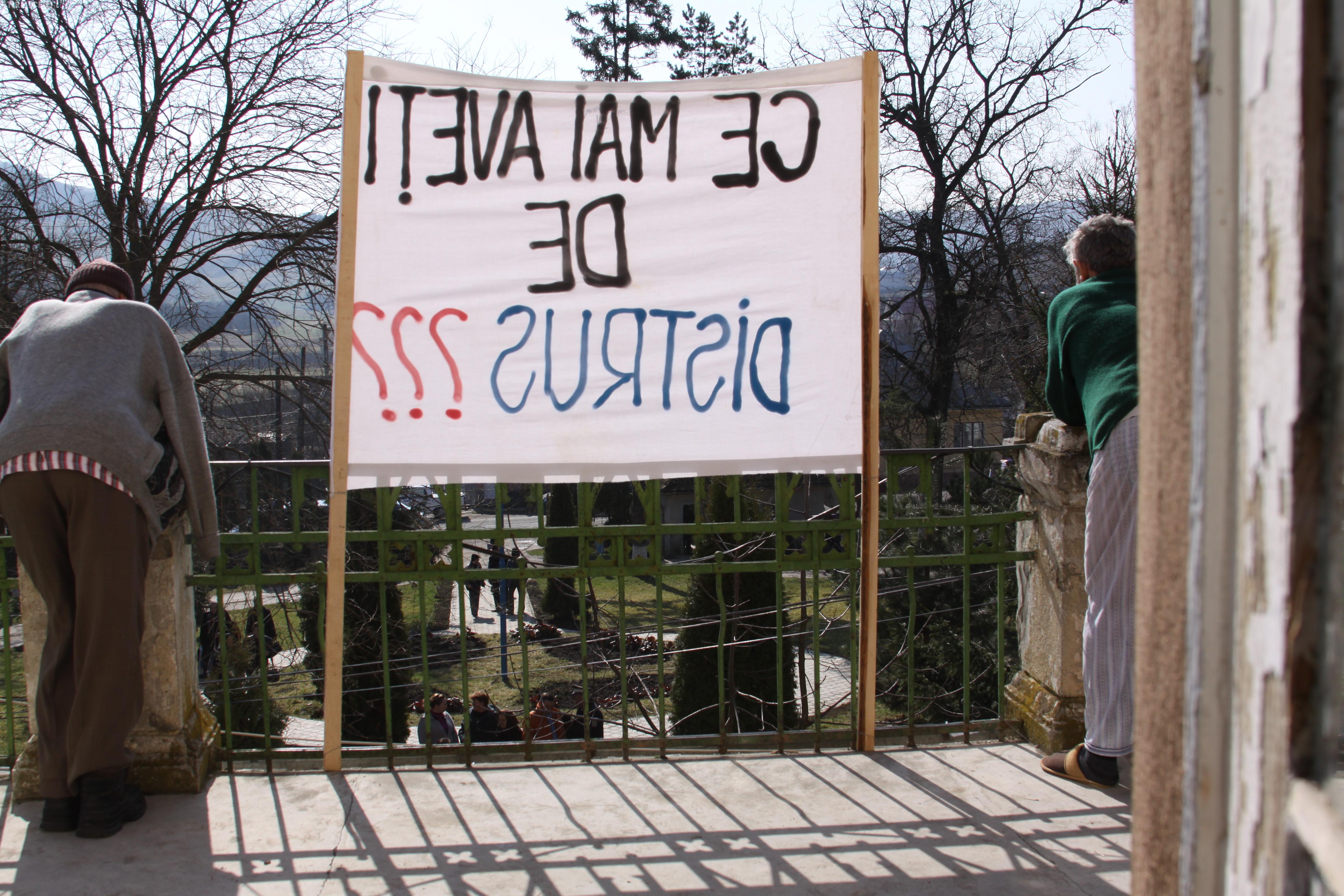 Protest la Mociu! 200 de oameni au iesit in strada si au cerut sa nu