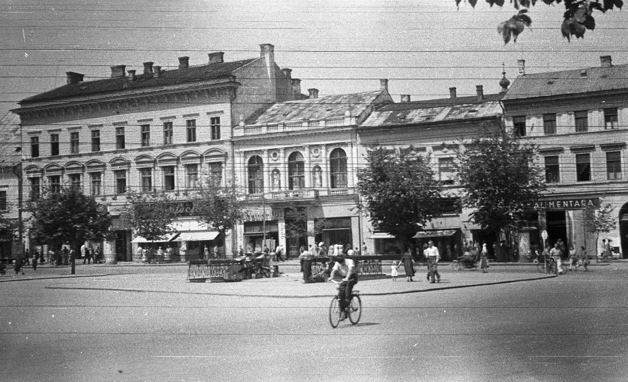1956 Main Square, on the left is the Rucska House, today the Hungarian Consulate 1956.jpg