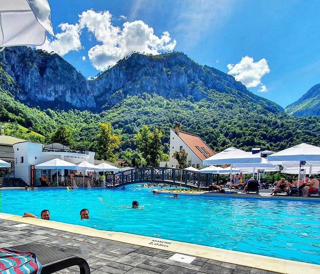Băile Herculane revin la viață! Au fost mii de turiști care și-au petrecut  vacanța de vară în stațiune - FOTO - Ştiri de Cluj