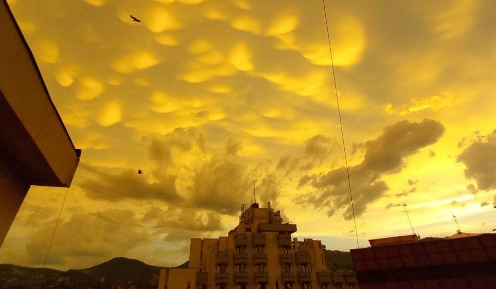 fenomen-meteo-rar-cerul-romaniei-nori-mammatus-baloane-fundal-galben-apocaliptic-hunedoara-906925.webp.jpeg