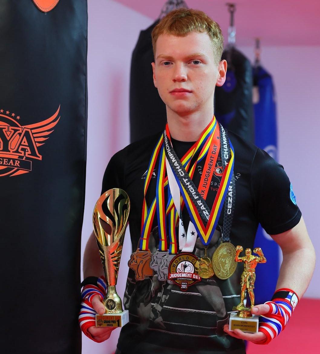 Mihai Călbează_aur_kickboxing.jpeg