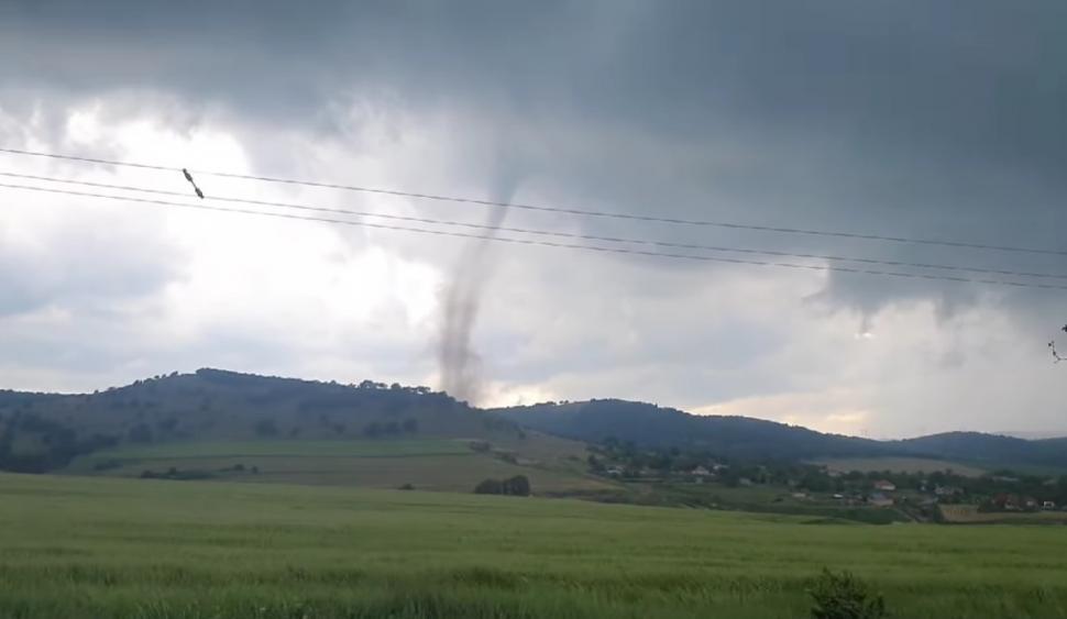 momentul-in-care-se-formeaza-o-tornada-in-tulcea-mesaj-ro-alert-de-vreme-extrema-970844.jpg