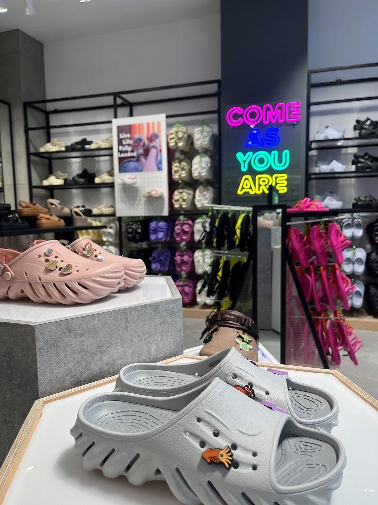 Crocs store 1.jpg