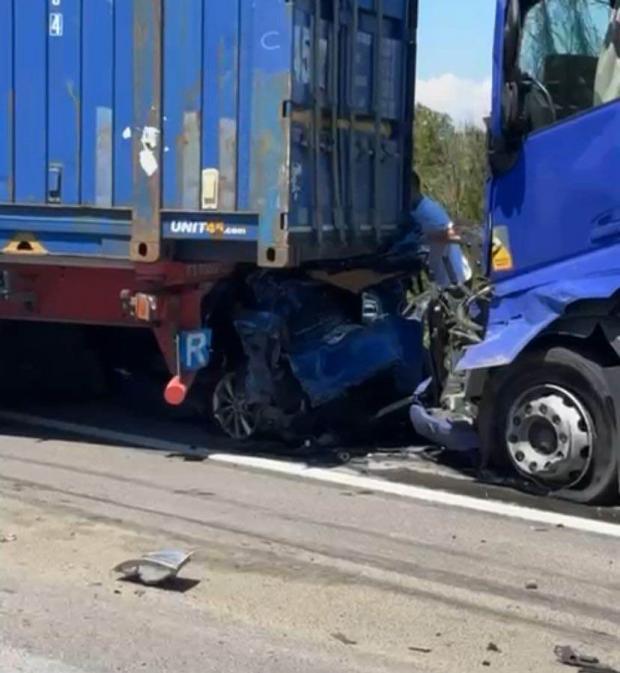 accident-teribil-pe-a1-intre-3-tir-uri-si-5-masini-o-persoana-a-murit-alte-8-sunt-ranite-a-fost-activat-planul-rosu-977951.jpg