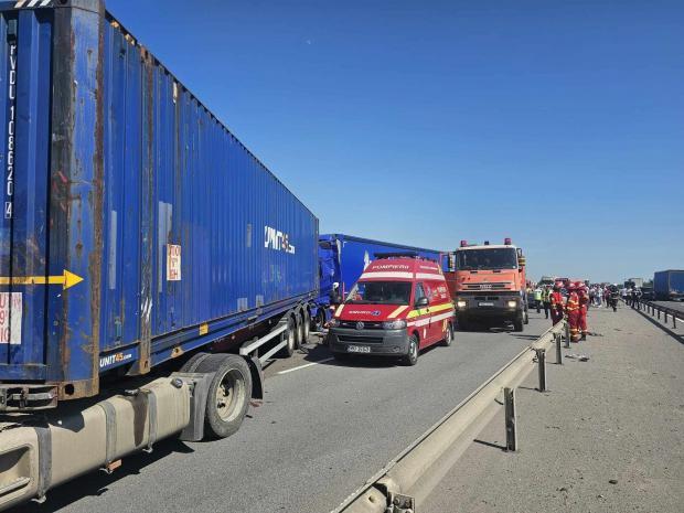 accident-teribil-pe-a1-intre-3-tir-uri-si-5-masini-un-copil-a-murit-patru-oameni-sunt-raniti-977970.jpg