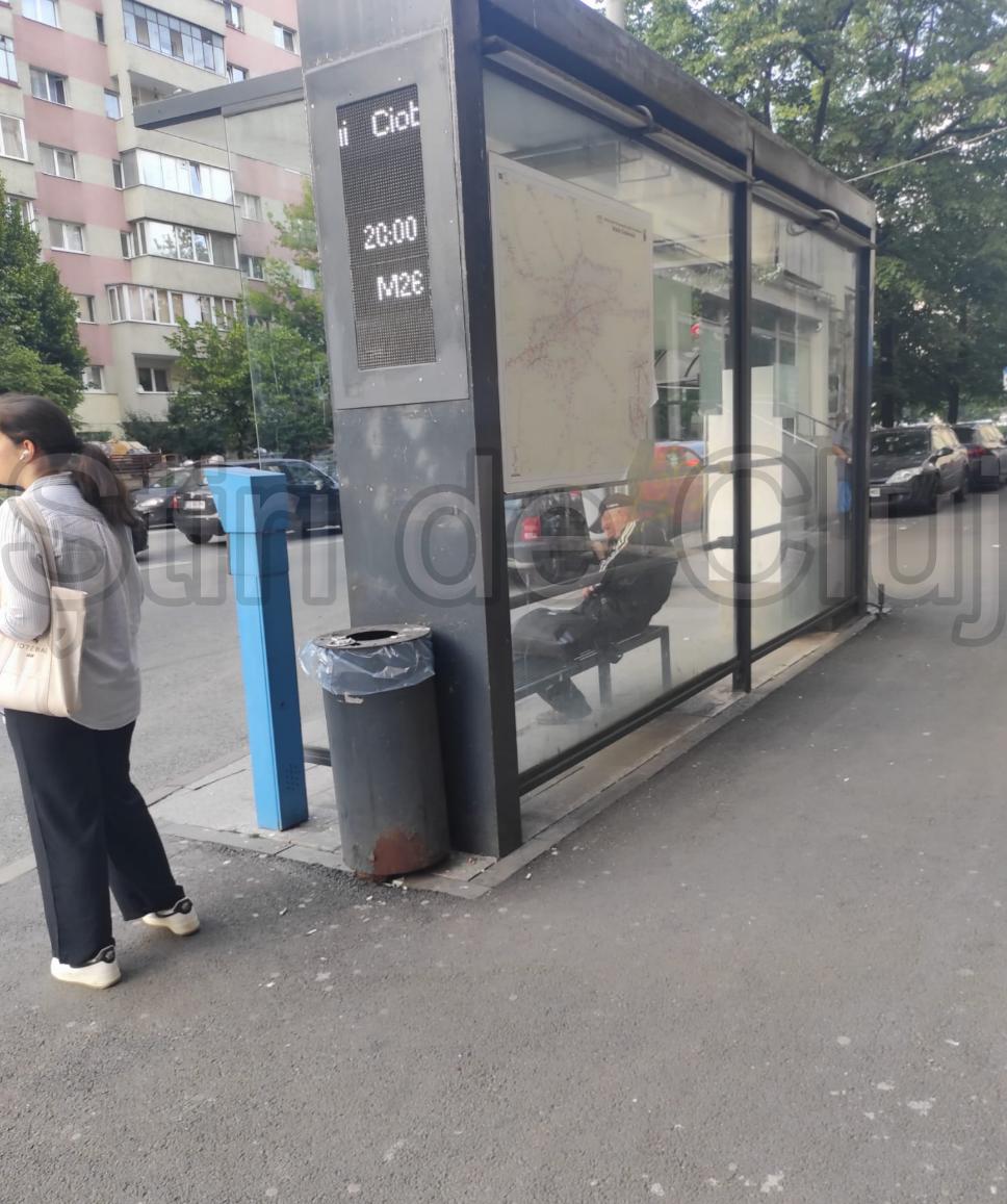 si a- golit punga de urina in statia de autobuz 2.png