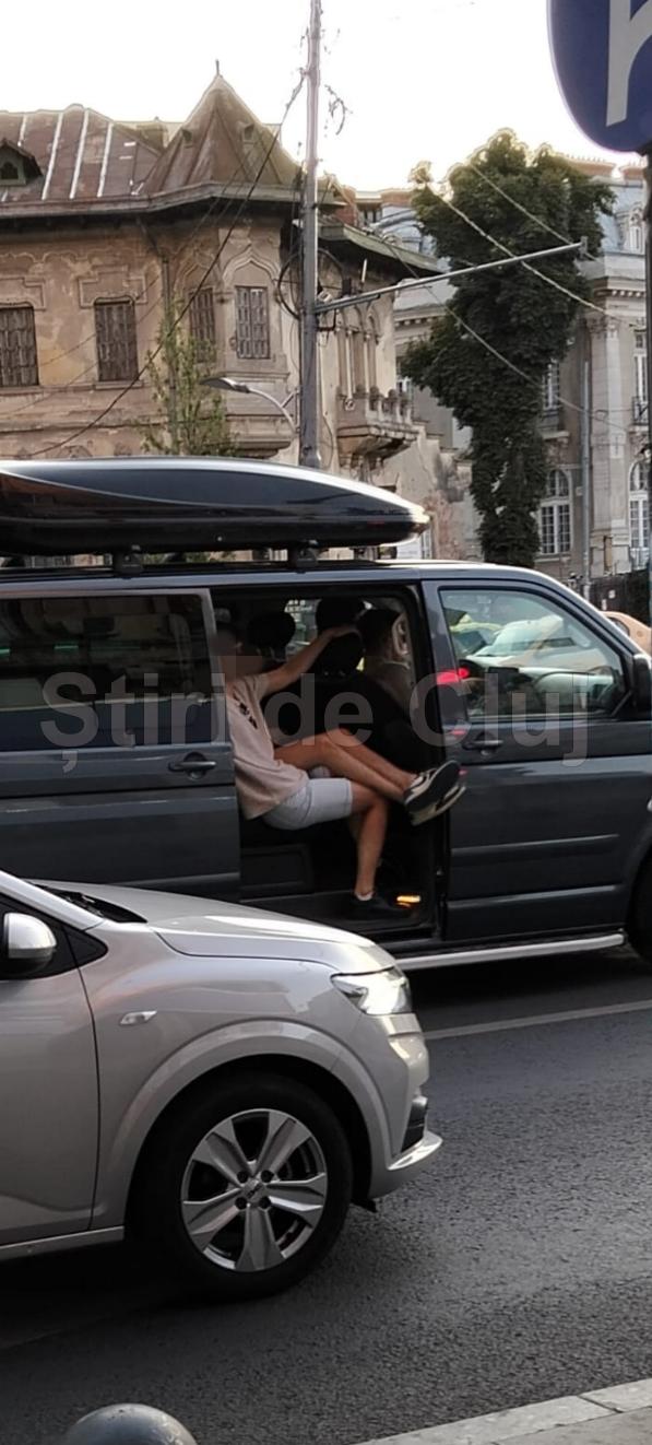 clujenii cu picioarele la interval.png