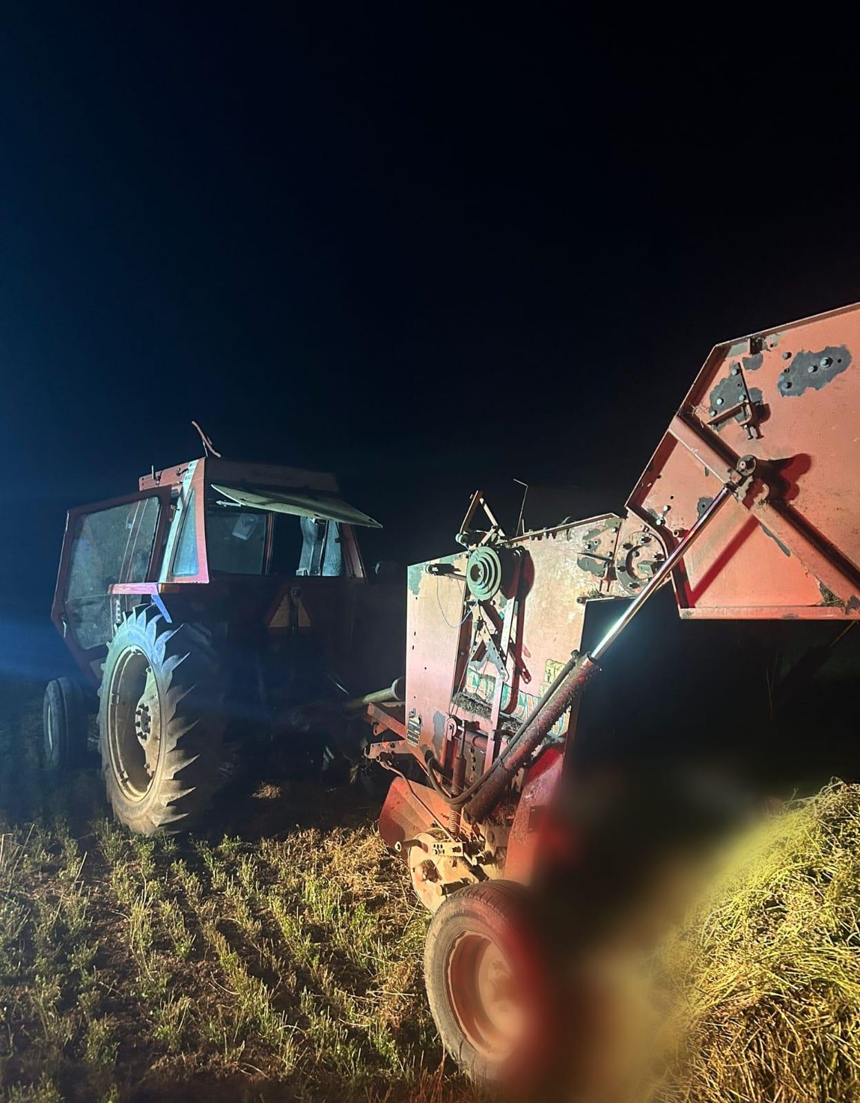 barbat prins in utilajul de balotat paie.jpg