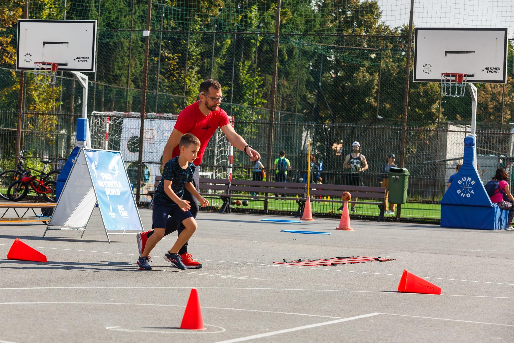 fugi in curtea scolii 2.jpg