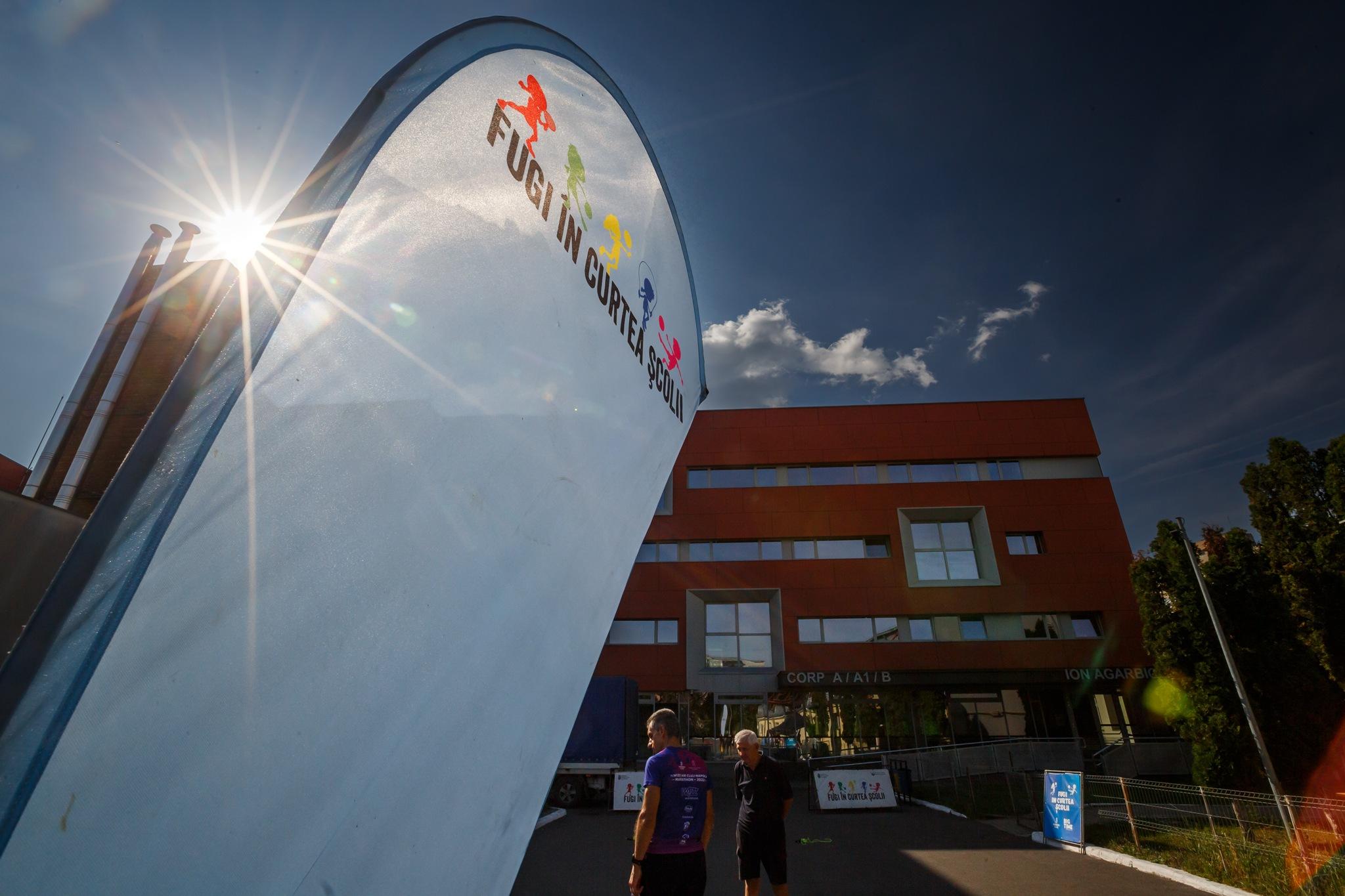 fugi in curtea scolii 3.jpg