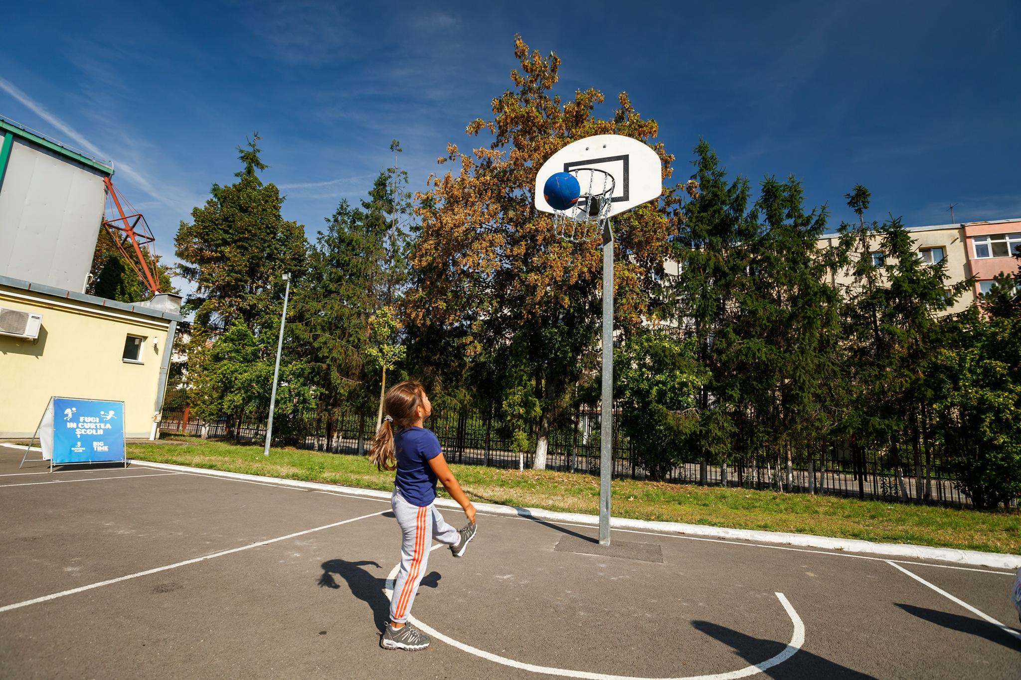 fugi in curtea scolii 4.jpg