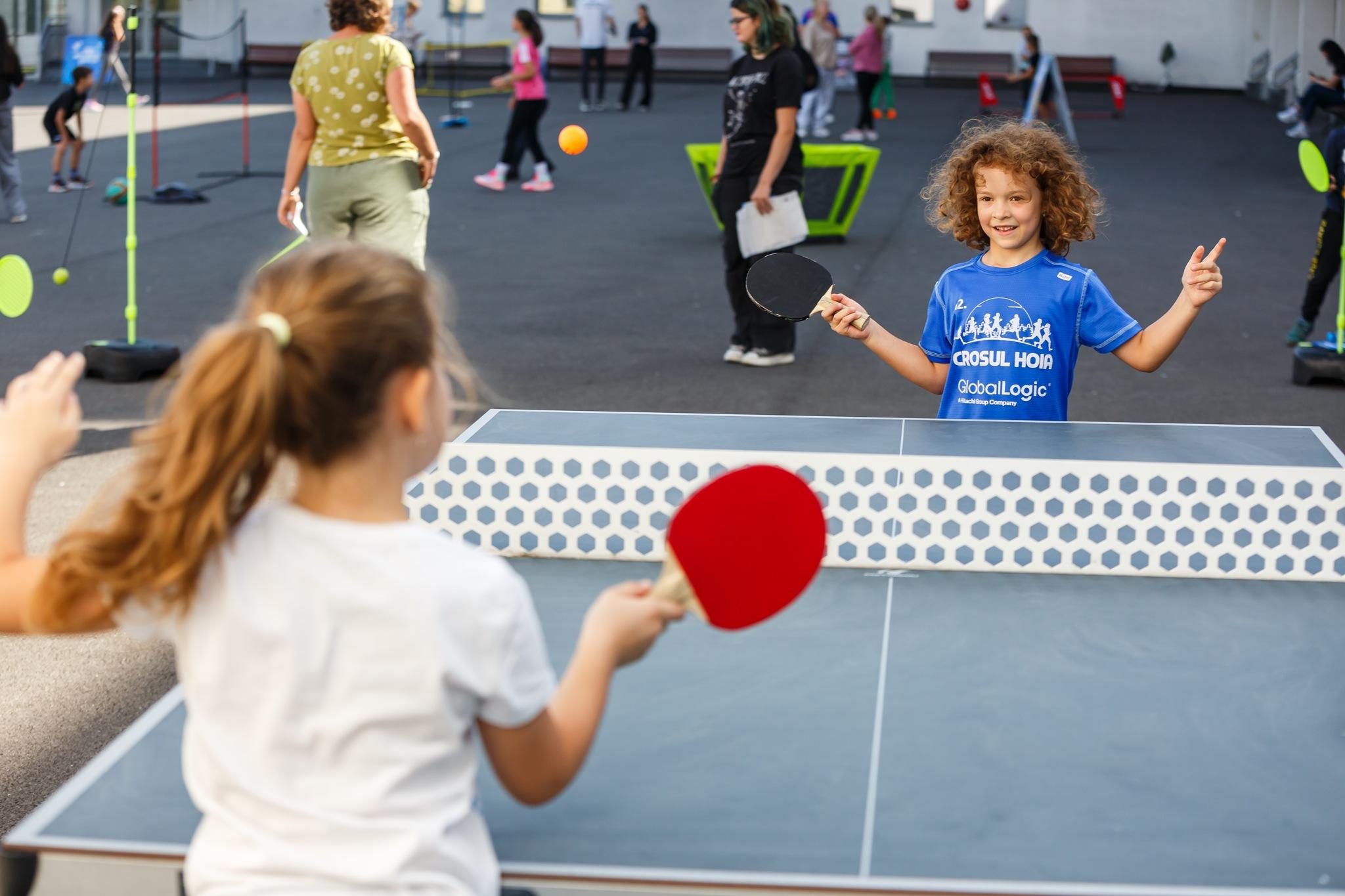 fugi in curtea scolii 1.jpg