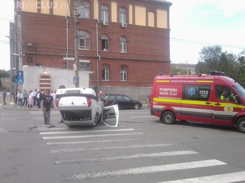 Accident in Piata Cipariu! Un autoturism sa rasturnat VIDEO si FOTO