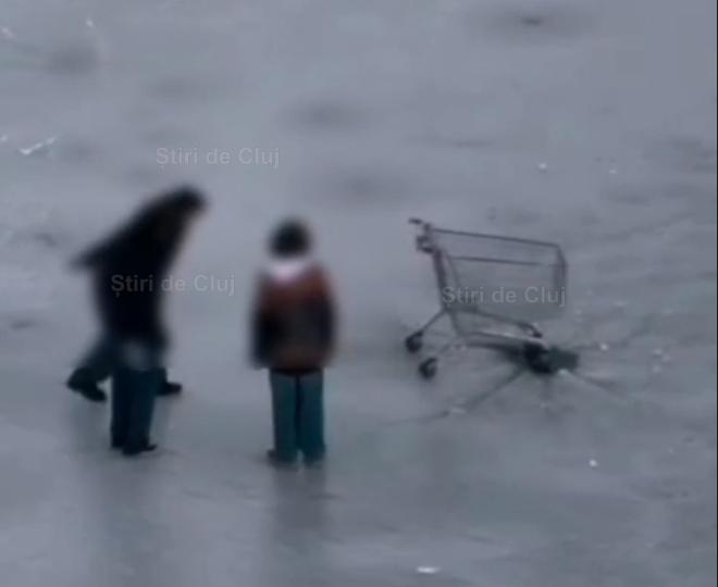 copii aruncand un carucior in lac.png