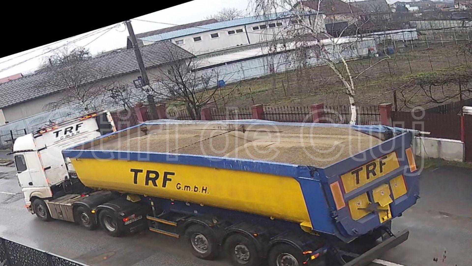 Bărbatul a fost extras din autoturism de către pompieri. Din nefericire, cele două victime declarate decedate aveau aproximativ 25 de ani. Conducătorul autotrenului refuză transportul la spi - 2026-02-26T131410.284.jpg