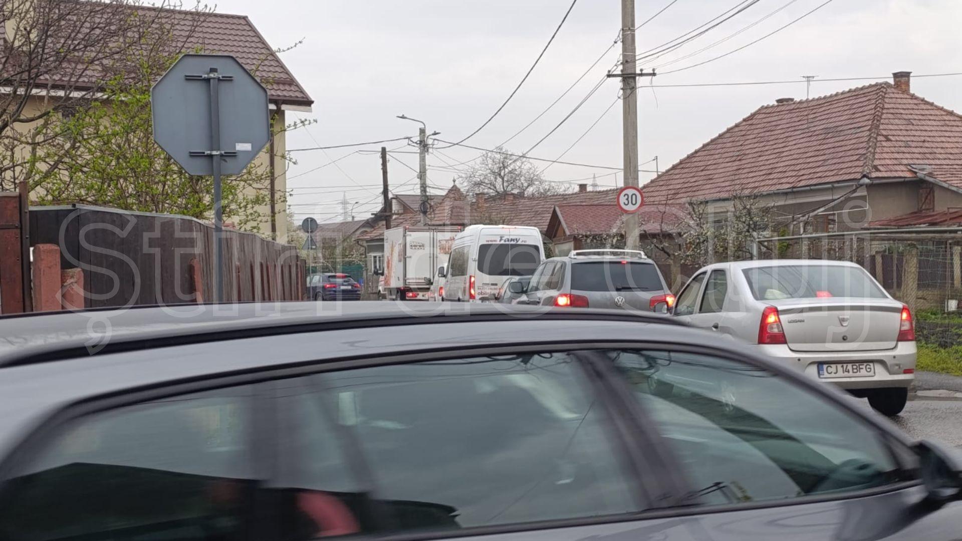 Bărbatul a fost extras din autoturism de către pompieri. Din nefericire, cele două victime declarate decedate aveau aproximativ 25 de ani. Conducătorul autotrenului refuză transportul la spi - 2026-04-15T125417.009.jpg