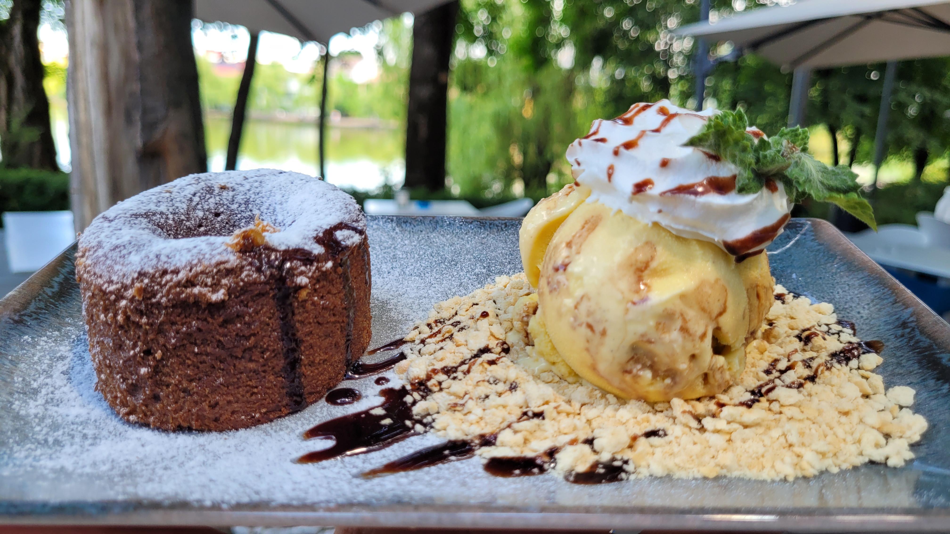 Lava cake desert Hotel Univers terasa Lake View.jpg