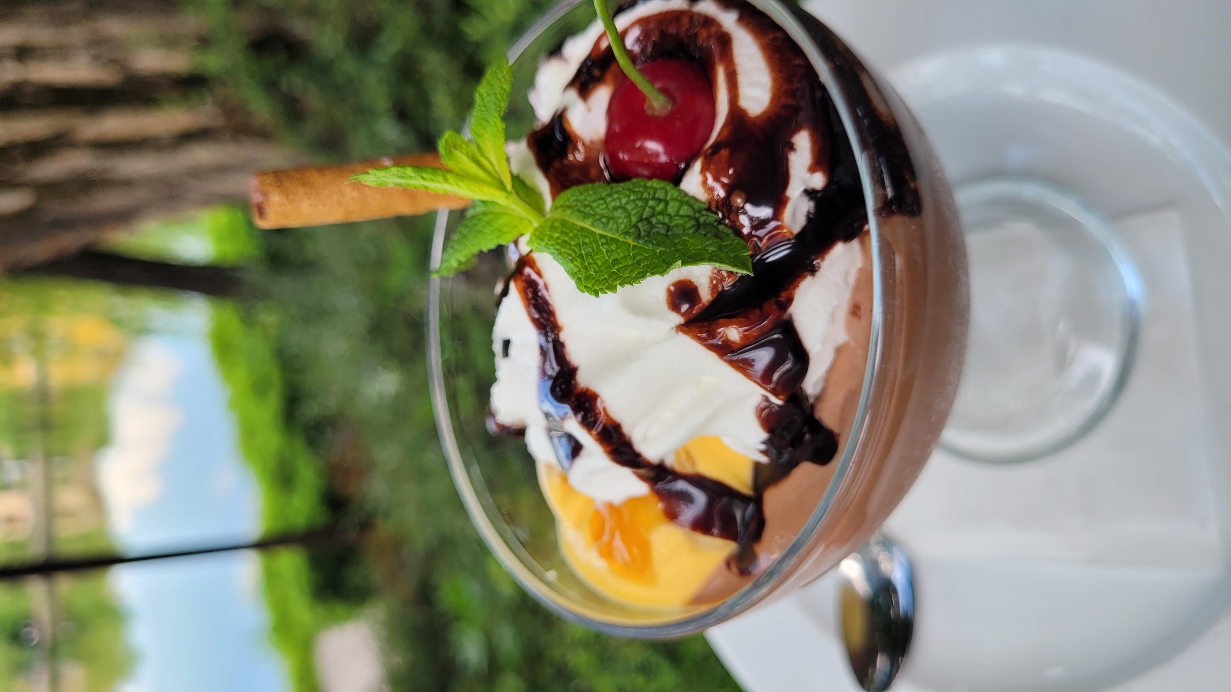 Gelato artizanal Hotel Univers terasa Lake View.jpg