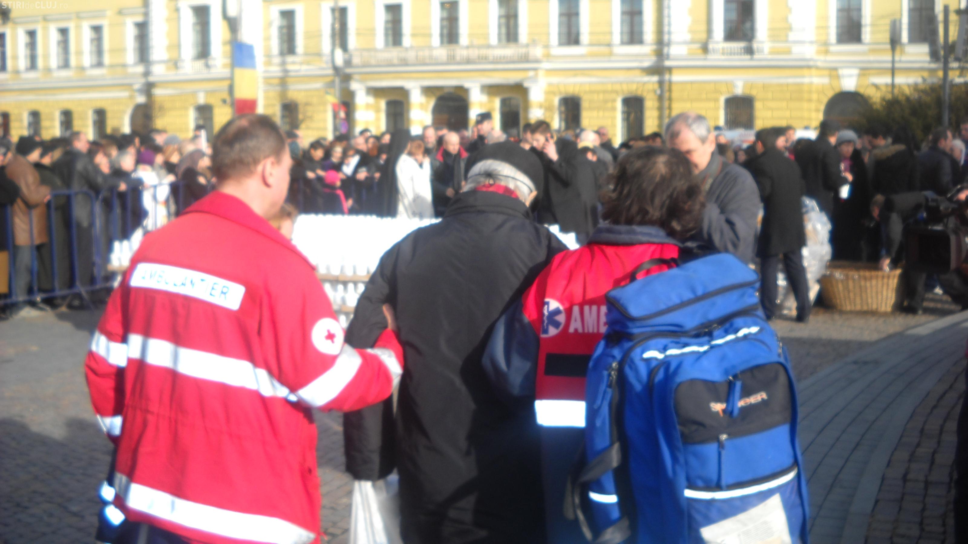 Un batran a lesinat in Piata Avram Iancu, la slujba de Boboteaza. Ambulanta a venit abia dupa 15
