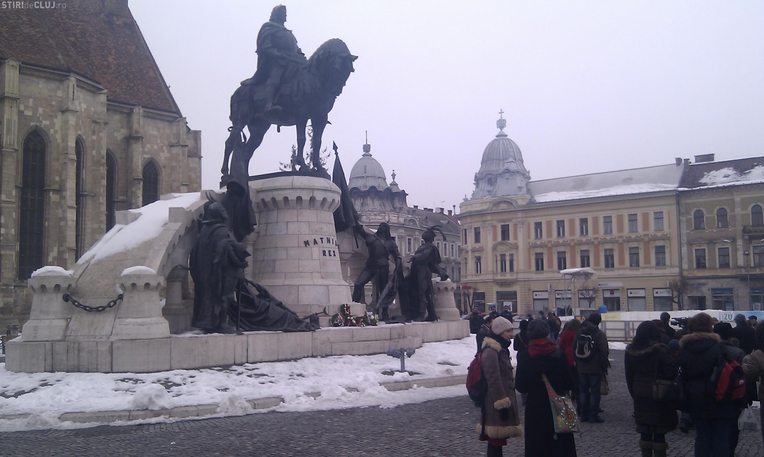 Matei Corvin, aniversat de maghiari in Piata Unirii cu jerbe de flori