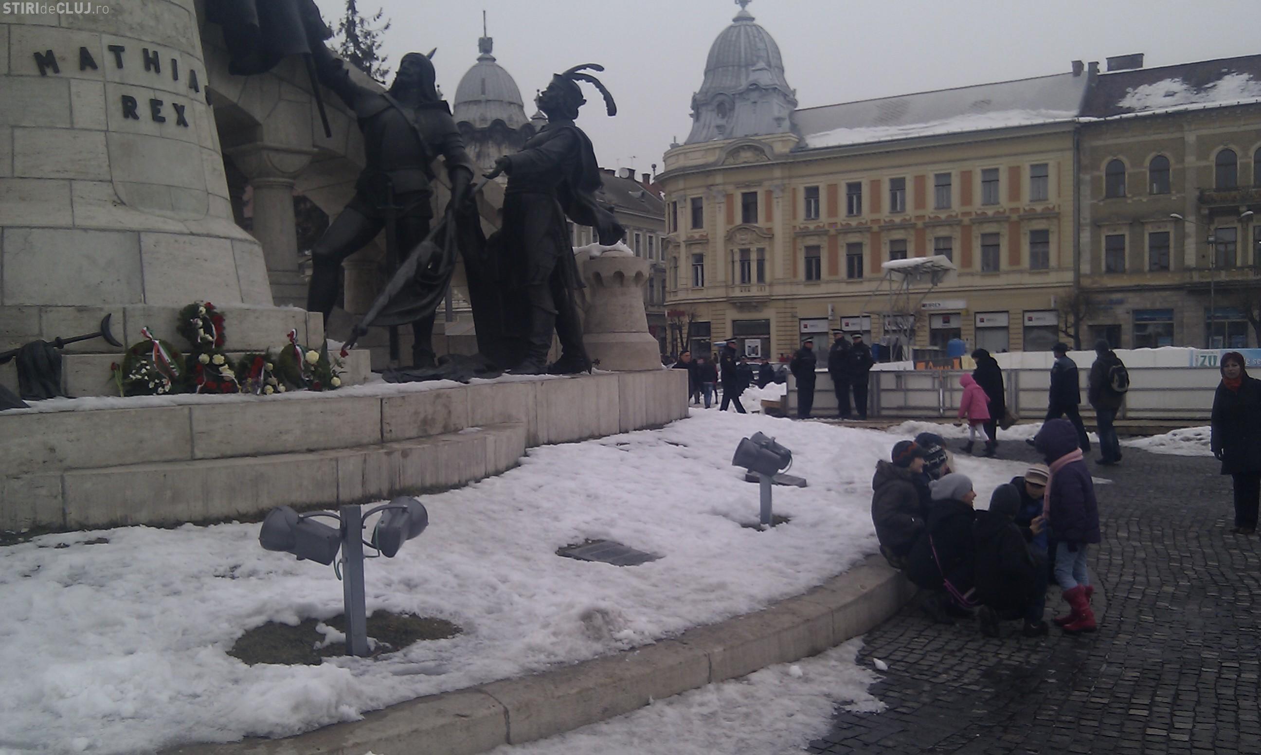 Matei Corvin, aniversat de maghiari in Piata Unirii cu jerbe de flori