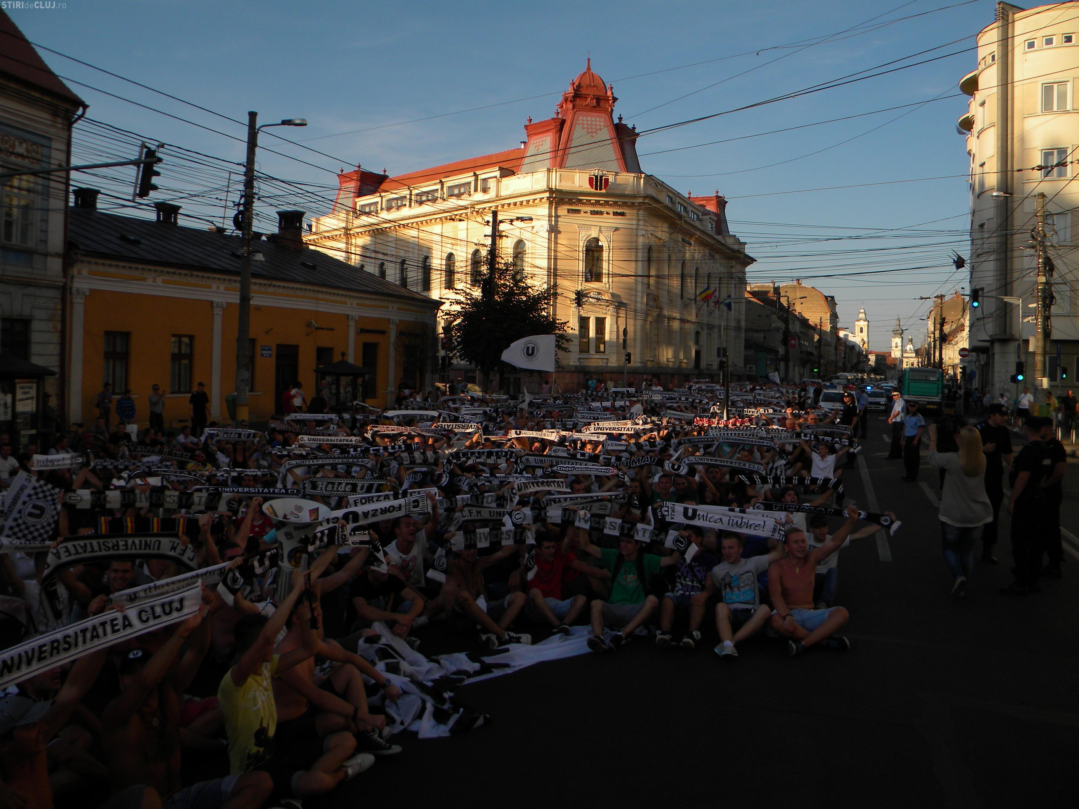 Suporterii U Cluj protestează pe Bulevardul Eroilor ...