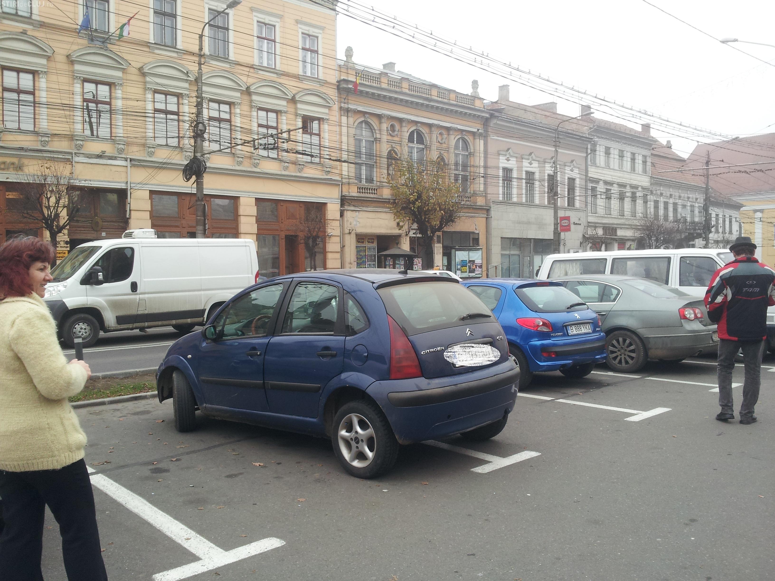 A plătit un loc de parcare în Piața Unirii și a ocupat două FOTO