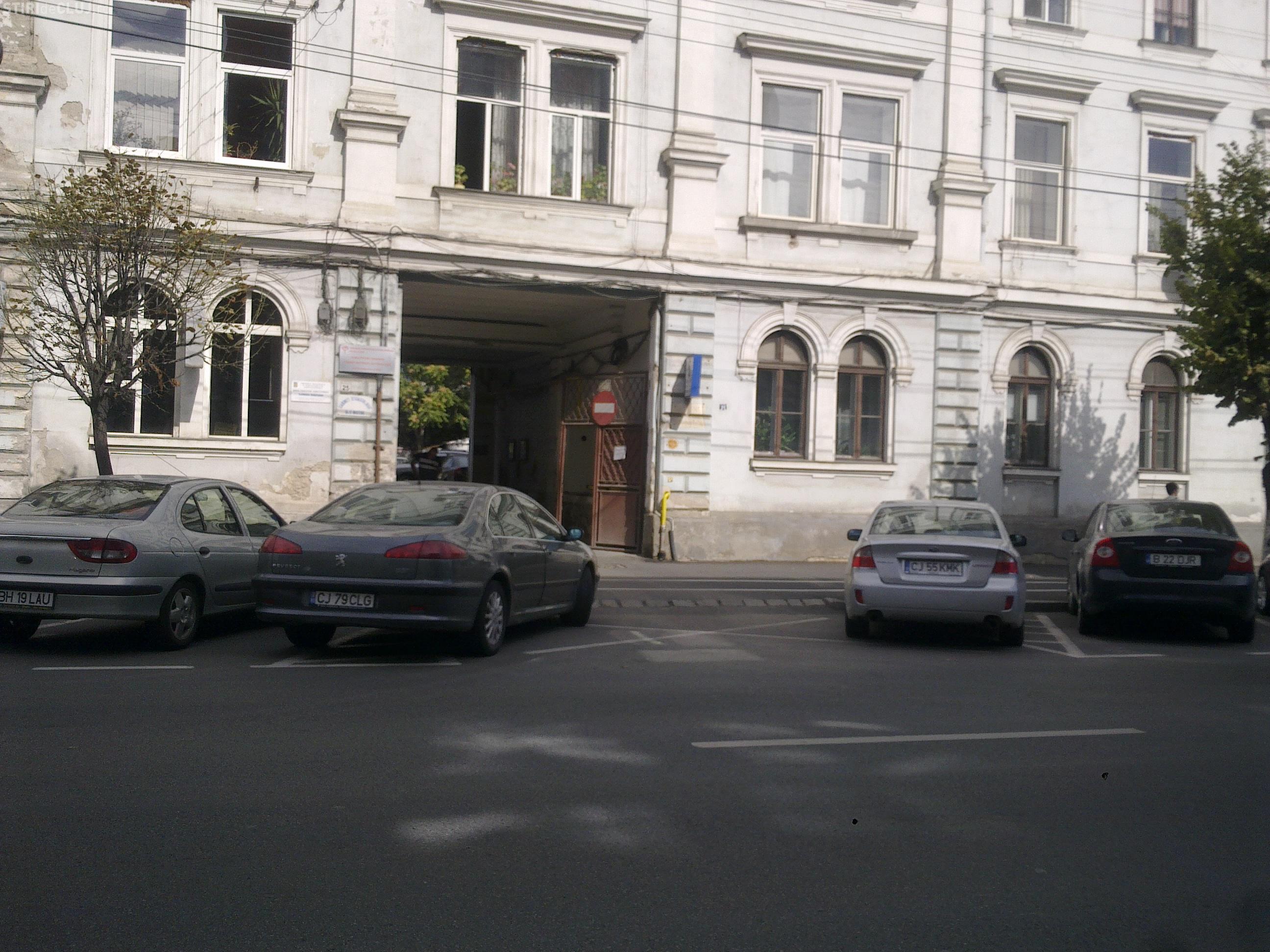 Clujenii De Pe Calea Dorobantilor Nr 25 In RÄzboi Cu Èoferii Care Ii BlocheazÄ In CurÈi Foto Stiri De Cluj