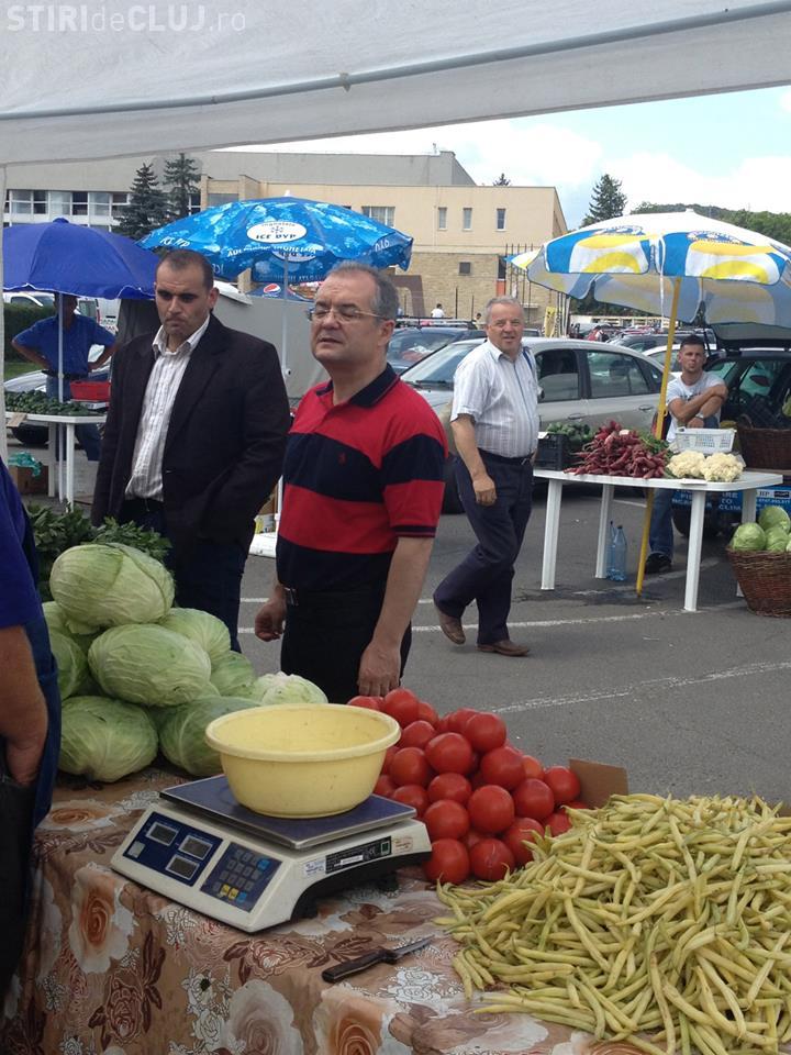 Piața volantă a revenit la Sala Sporturilor. Boc șia cumpărat cireșe