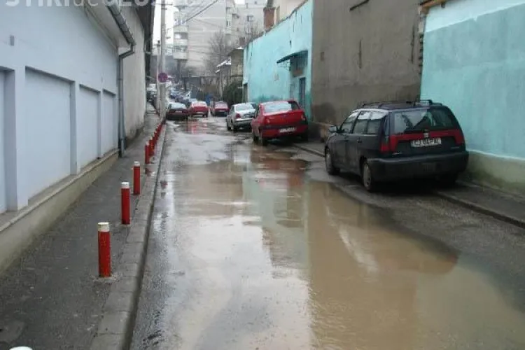 Trei strazi din Gheorgheni inundate de o conducta sparta