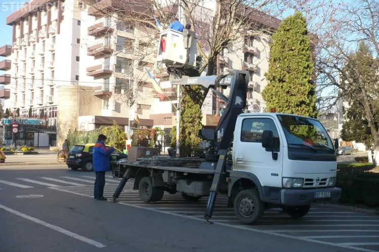 O autoutilitara pe care lucrau doi muncitori la inaltime a fost lovita in plin de un TIR