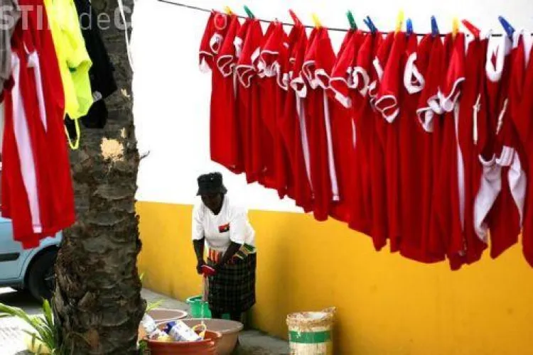 Culmea saraciei in fotbal- nationala Mozambicului isi spala rufele in lighean