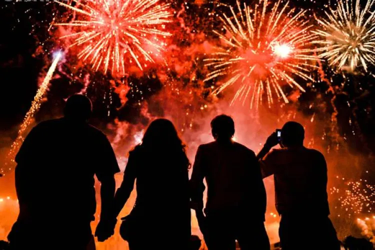 Focul de artificii din Piata Avram Iancu a fost urmarit de cateva sute de clujeni - VIDEO