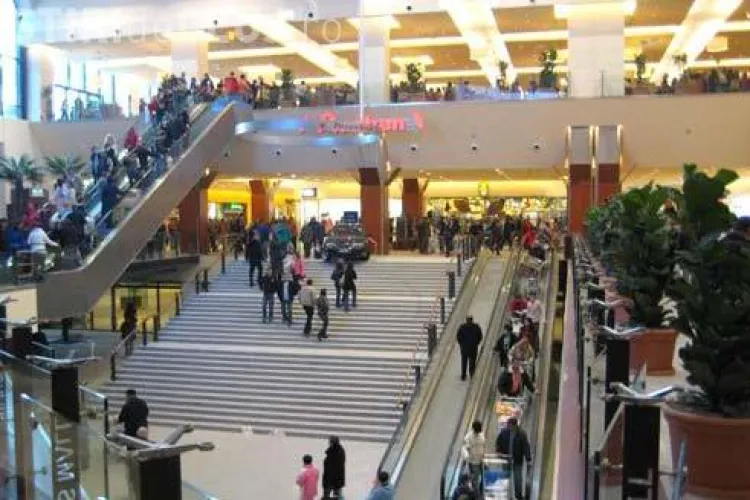 Un barbat a murit la Iulius Mall, la cumparaturi
