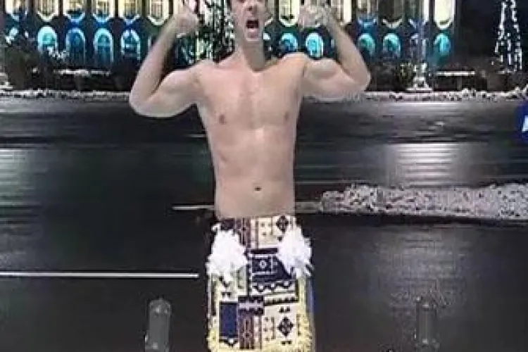 Mircea Badea a iesit imbracat doar cu penele de strut in Piata Victoriei-VIDEO