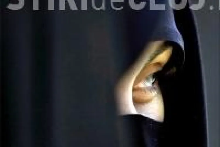 Un englez trebuie sa plateasca 1.000 de lire pentru ca i-a smuls unei musulmane valul de pe fata