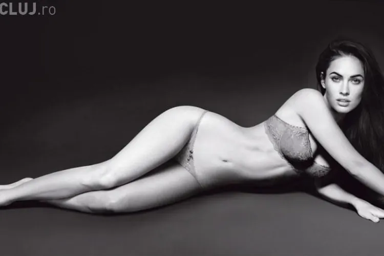 Megan Fox se dezbraca pentru Armani - VEZI FOTO