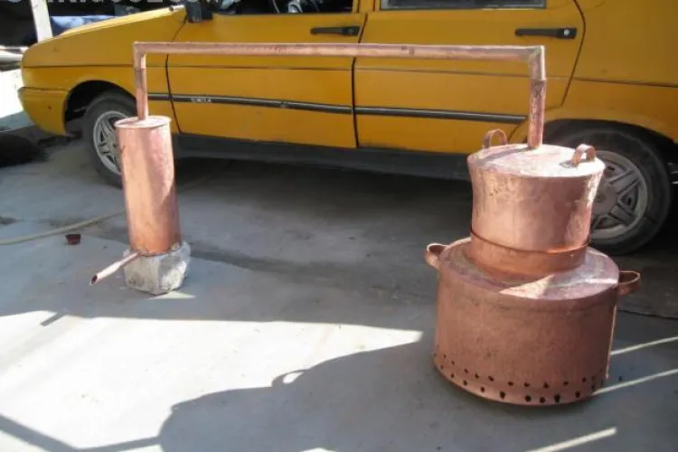 Doi frati din Iara au furat 6 cazane de tuica