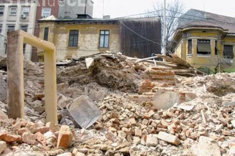 PREMIERA - Un bloc construit ilegal in Cluj-Napoca este demolat la aceasta ora