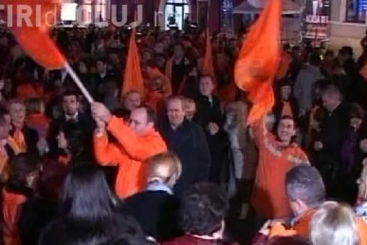 Victoria lui Basescu sarbatorita in strada la Cluj