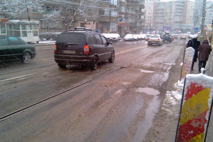 Explicatii socante: Craterele de pe strada Primaverii, din Manastur, au aparut deoarece asfaltul e "batran"