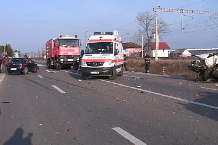 Dacie facuta praf intr-un accident in comuna Jucu si 4 persoane ranite