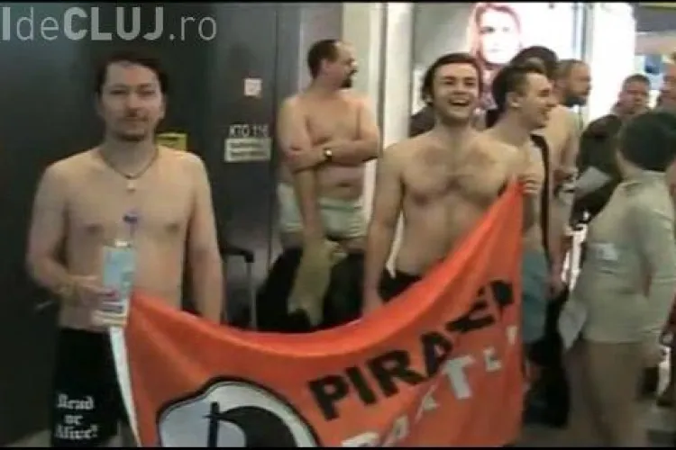 Zeci de tineri berlinezi au protestat in pielea goala in aeroport impotriva scannerelor corporale-VEZI VIDEO