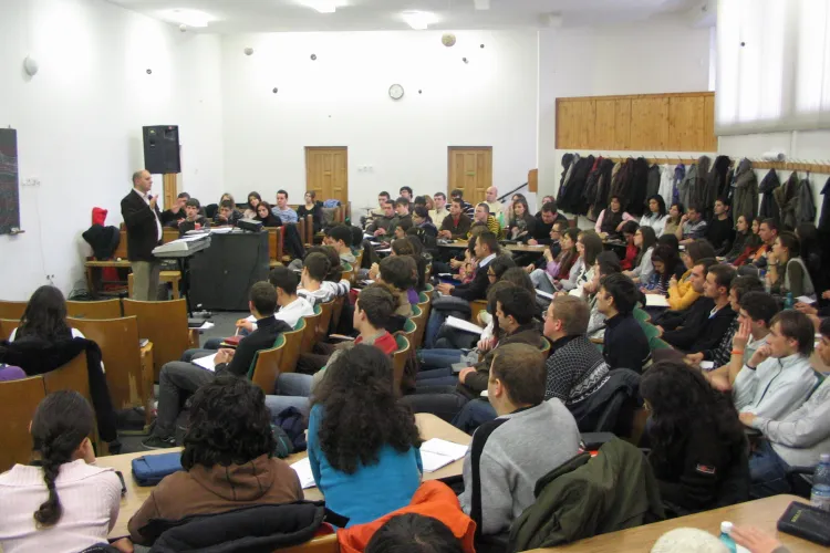 TINERII ISI GASESC GREU LOCURI DE MUNCA