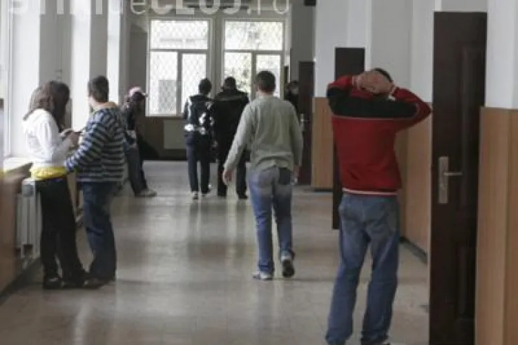 5.000 de elevi primesc alocatiile cu intarziere