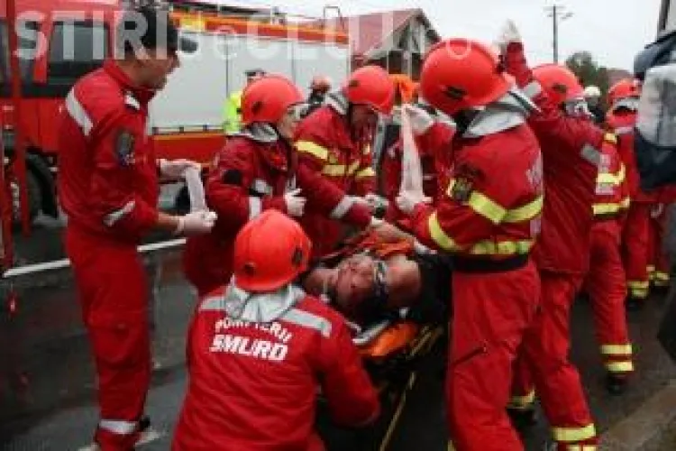 Patru morti si patru raniti intr-un microbuz lovit de un TIR cu mere la Constanta
