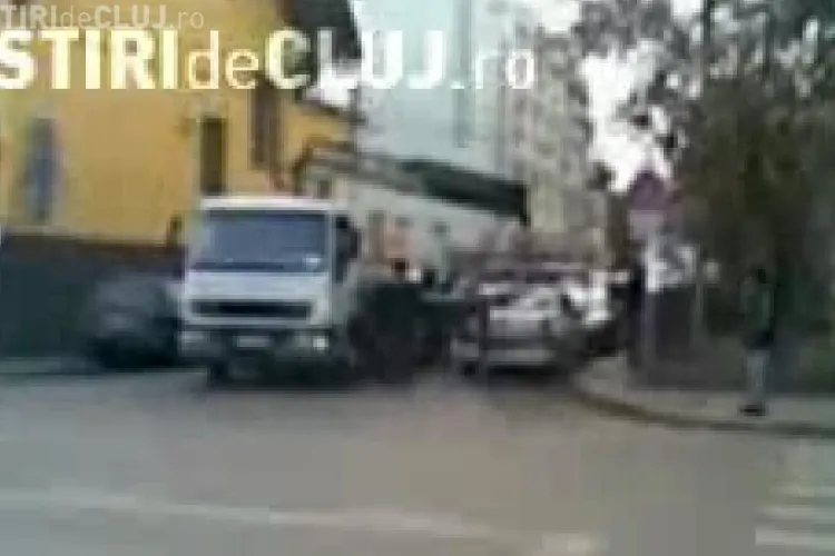 Un clujean a filmat cu un telefon mobil cum este ridicata o masina a Politiei Cluj  chiar din fata sediului - VIDEO