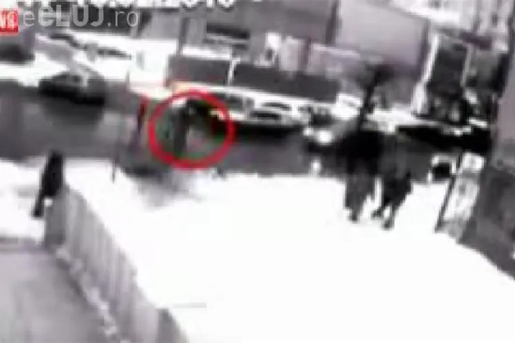Accident socat! Patru tineri spulberati de un taximetrist in timp ce traversau strada - VIDEO - Imagini socante