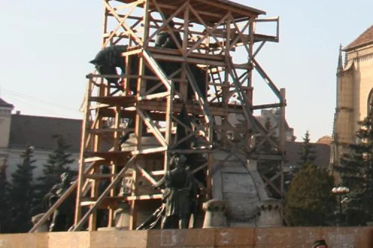 Dupa ce a stat doi ani sub schele de lemn, acum statuia lui "Matei Corvin" va fi acoperita cu o structura metalica si va sta in ... aer