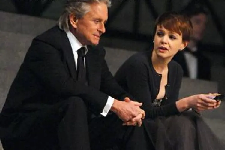 Michael Douglas tine "flacara" aprinsa cu Viagra